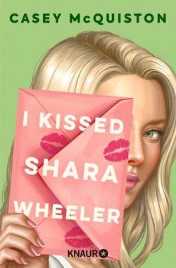 Grüner Hintergrund, mit junger blonder Frau im Vordergrund, die ihre rechte Gesichtshälfte mit einem Brief verdeckt.
Auf dem Brief steht in weiß: "I kissed Shara Wheeler".